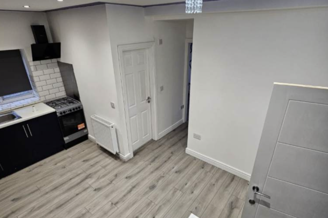 Spacious 3-Bedroom Flat | Renovated | Fitted Kitchen | Parking | Cook St, Leigh, Manchester – WN7