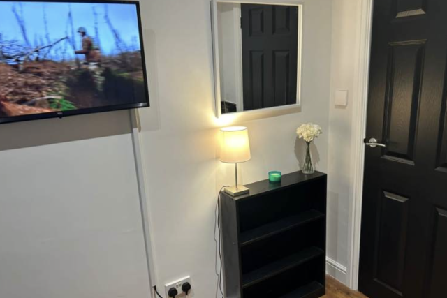 Modern 1-Bedroom Flat | Furnished | Fitted Kitchen | Parking | Watford, Hertfordshire – WD17